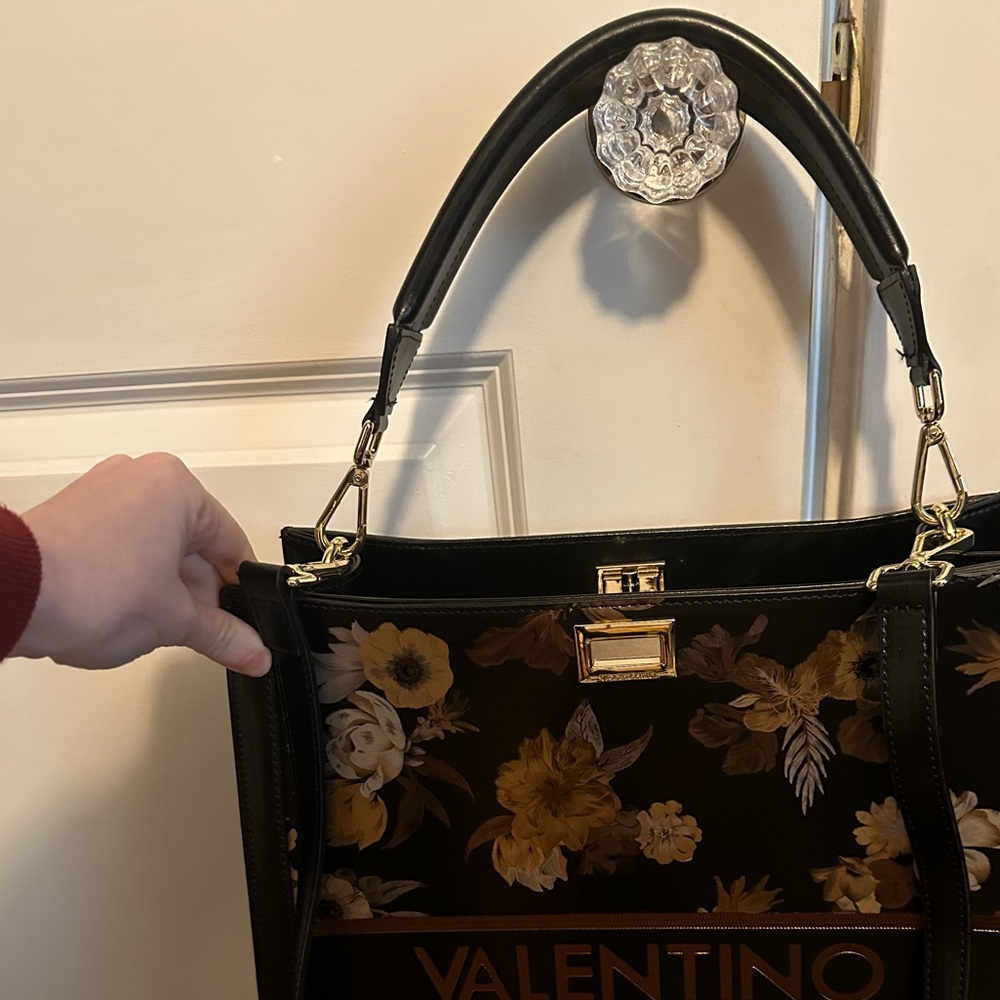 Valentino Black Floral Shoulder Bag with Gold Accents in pristine
Condition. - Picture 5 of 8